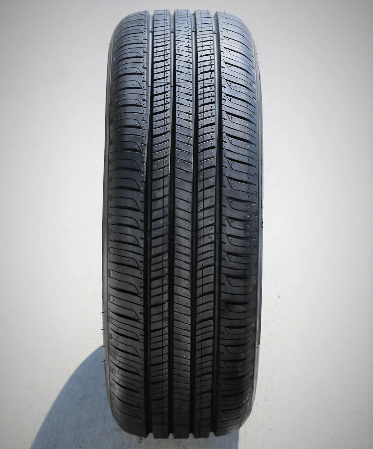 All-Season Tire 215/60R16 95V X825684